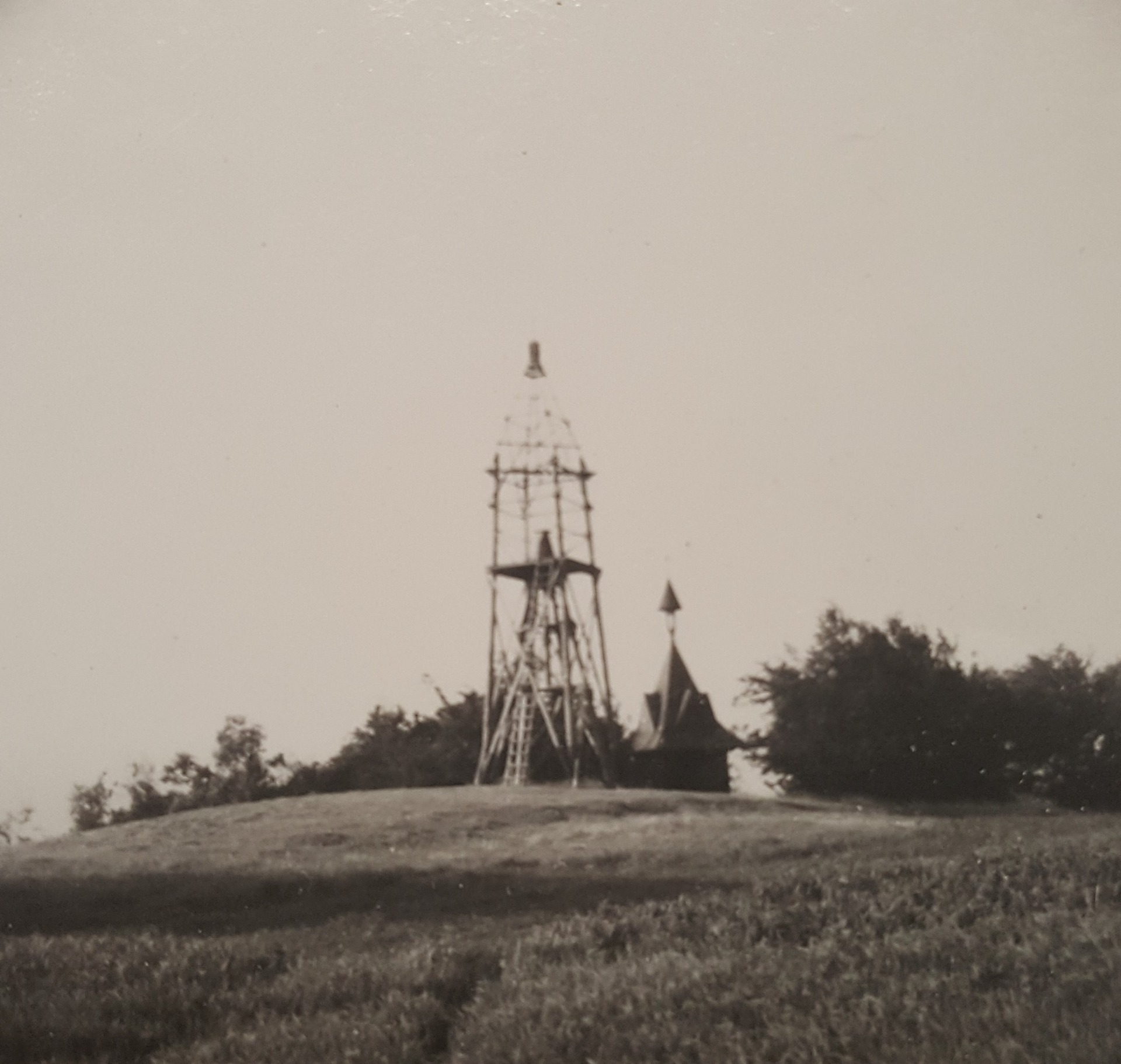 Ale i v létě sem návštěvníci rádi zavítali za krásným rozhledem po krajině z triangulační věže, nebo jen tak posedět v trávě při pikniku. 