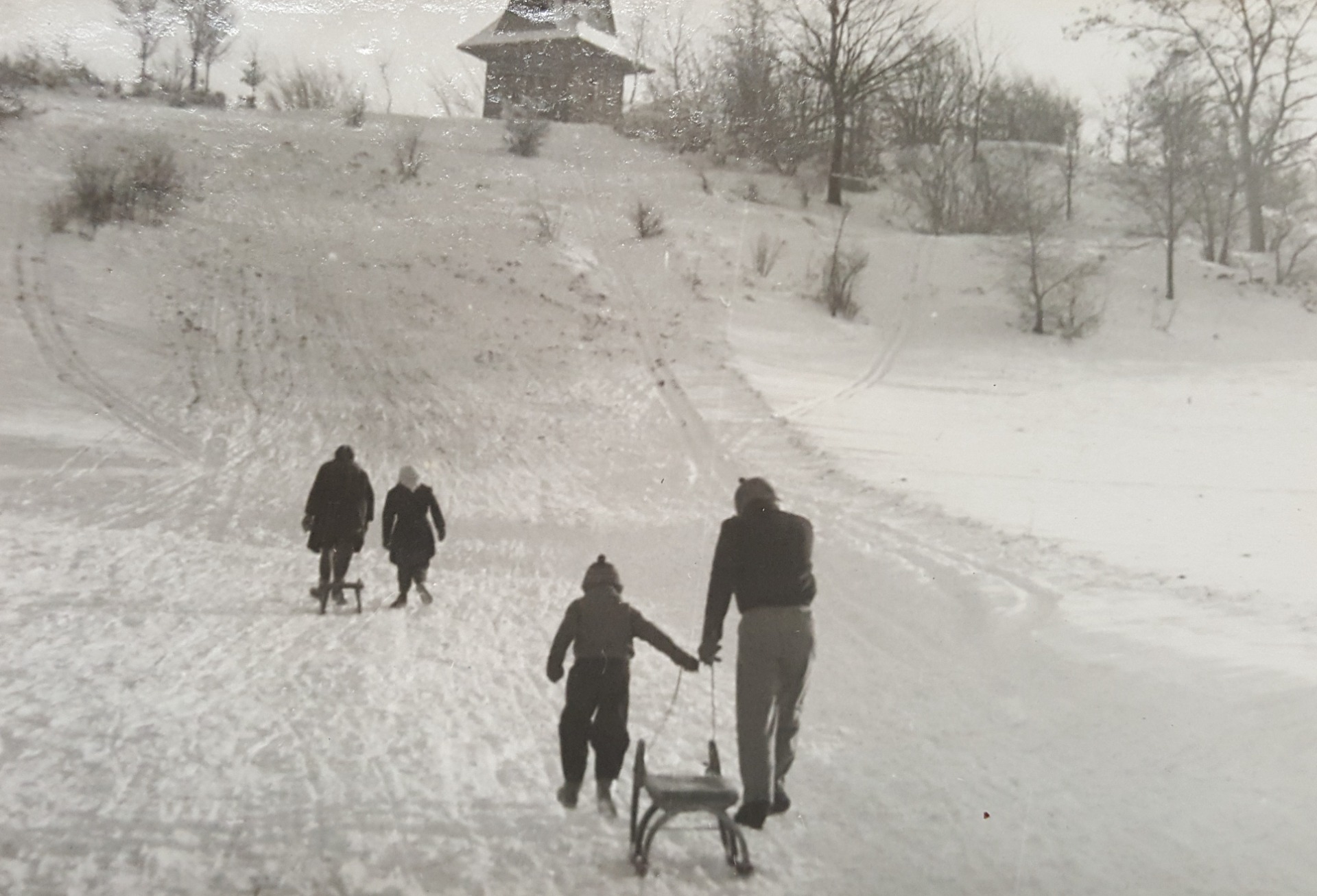 Kopec Brdlice, na kterém se Zahrada svatého Medarda nachází, byl místními využíván odpradávna. Třeba k zimním radovánkám... 