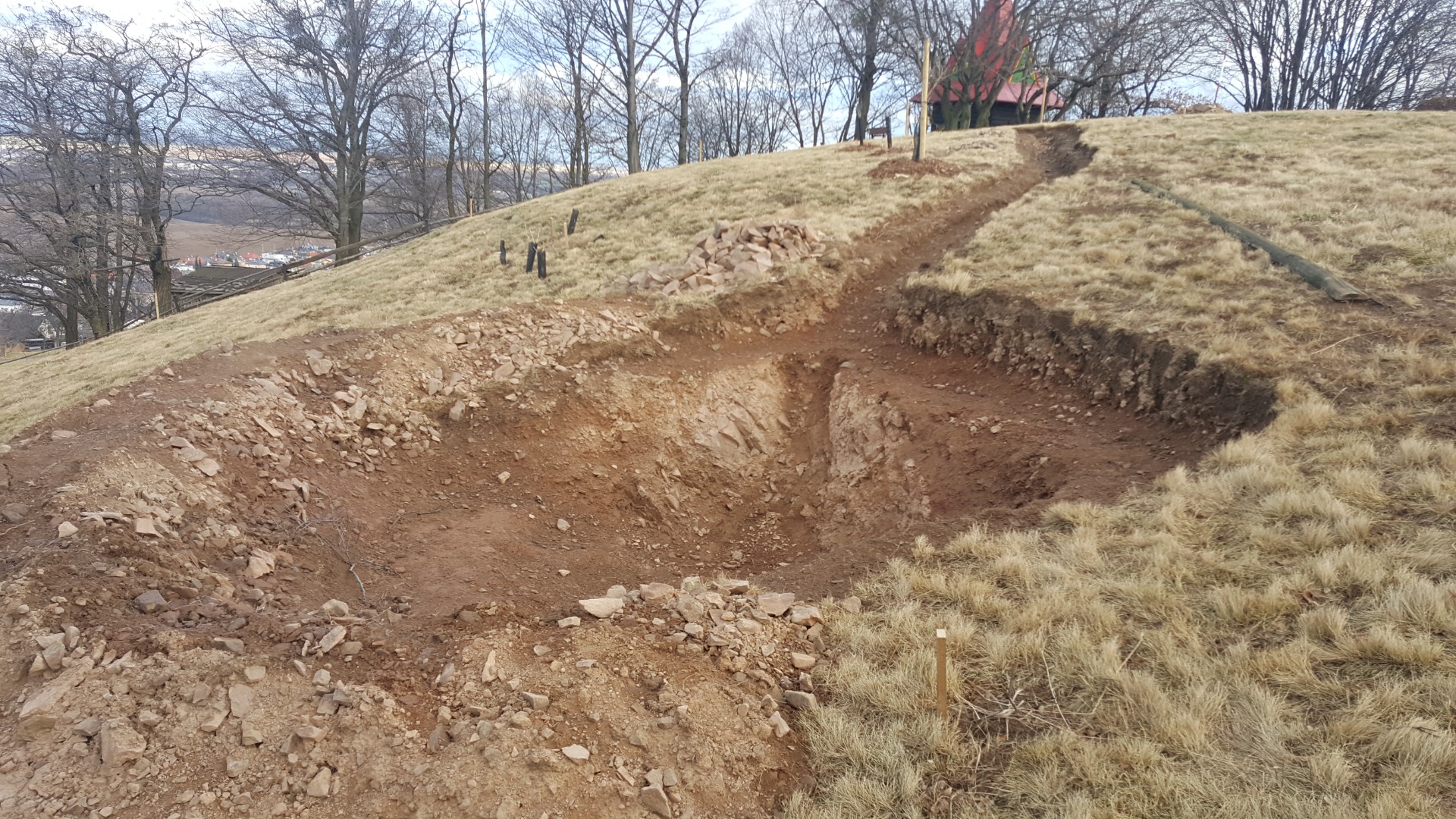 A na vrcholu kopce jsme krumpáčem a lopatou vyhloubili základy pro jezírko.