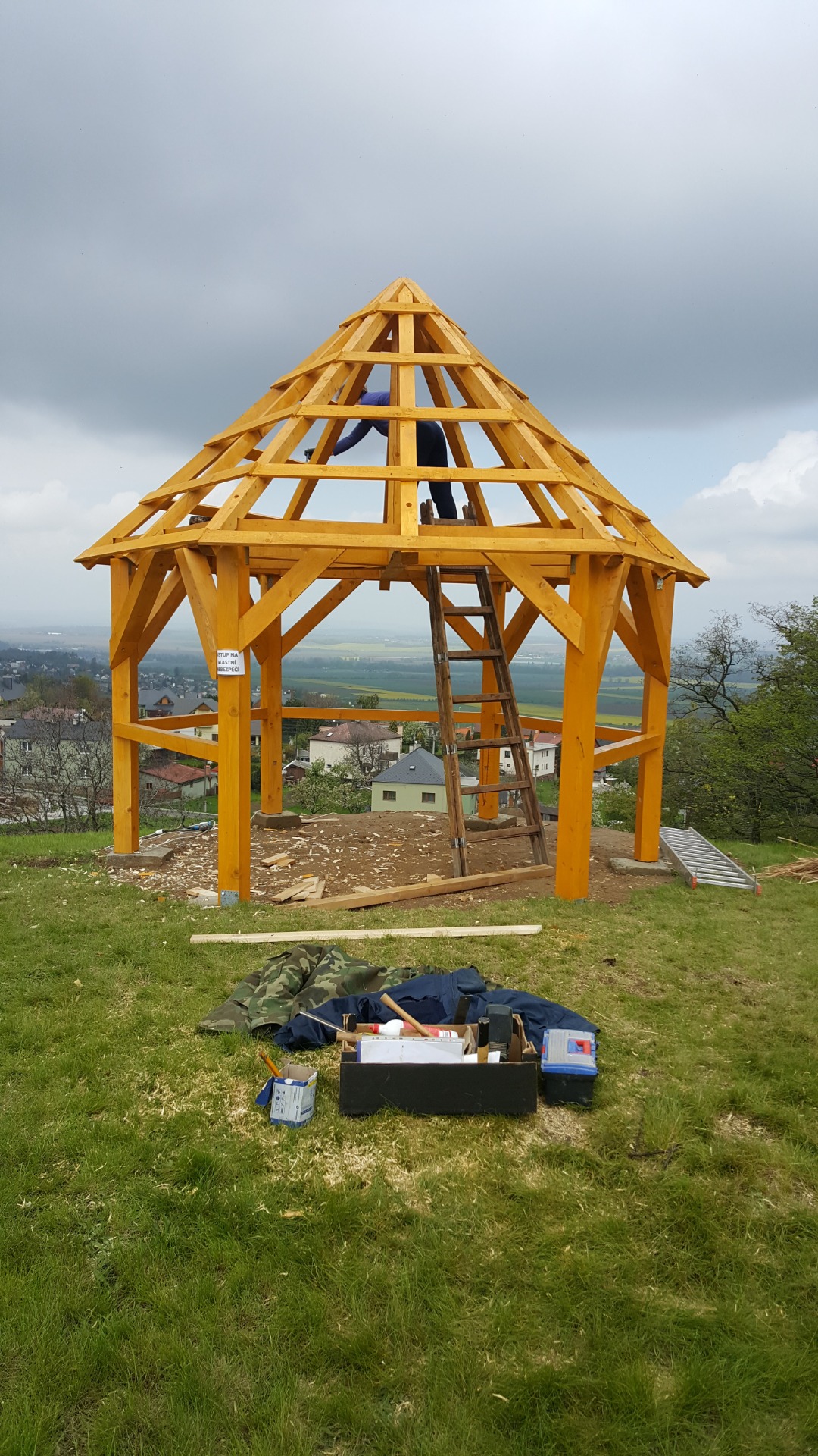 Později začal růst altánek pro kolemjdoucí.