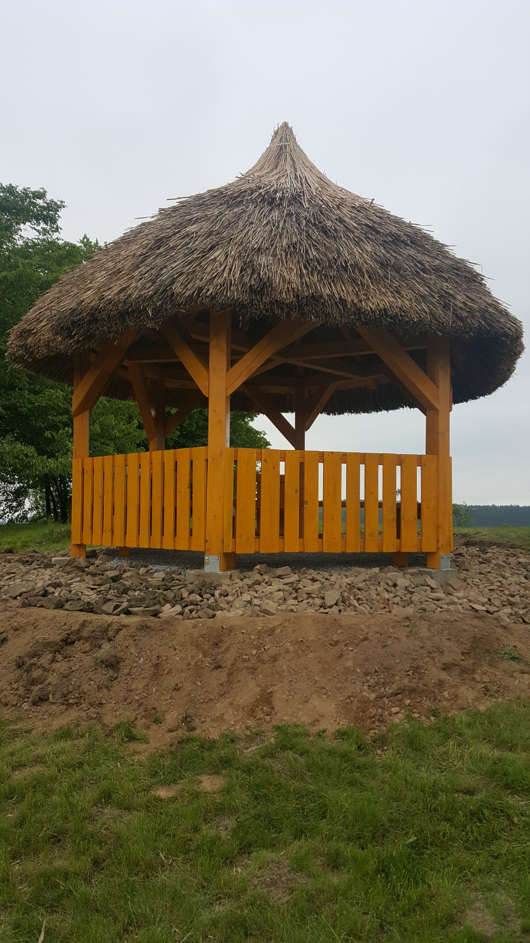 Na střechu přišel ručně sbíraný rákos ze zamrzlých raduňských rybníků.