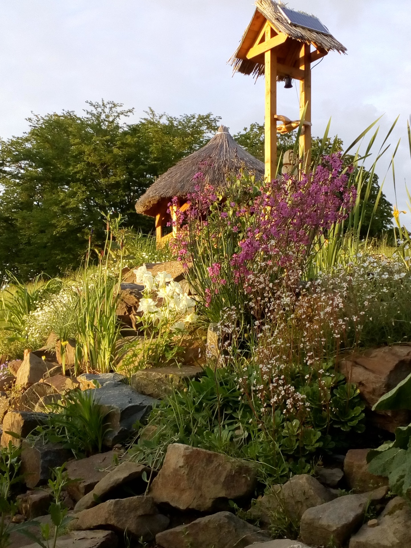 Přibyla zvonička a květiny začaly krásně kvést...