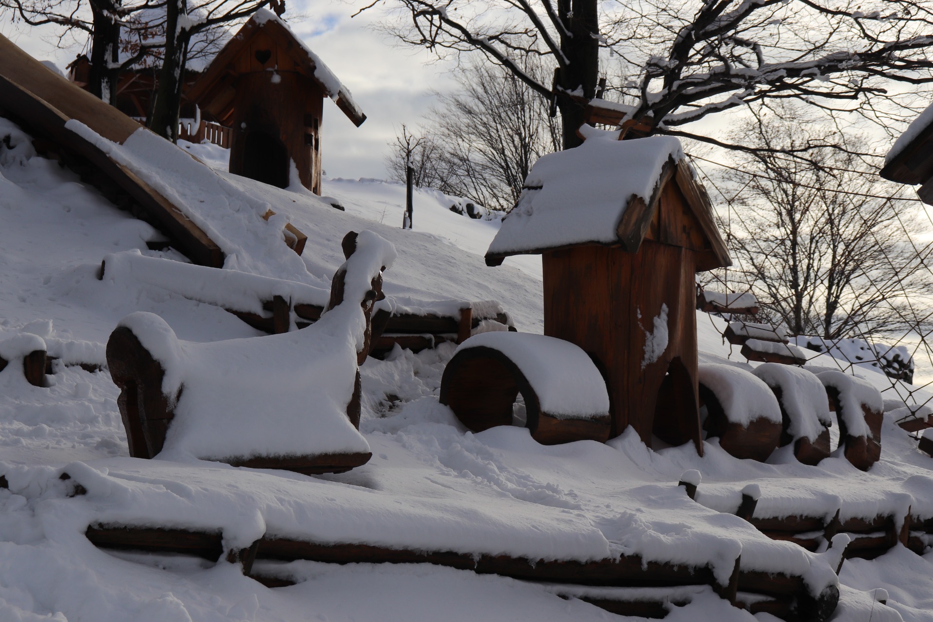 Pískoviště, kostkoviště, houpačky, kolotoč, prolézačky, lanové dráhy...a kuličková dráha. Pořád je co vymýšlet.